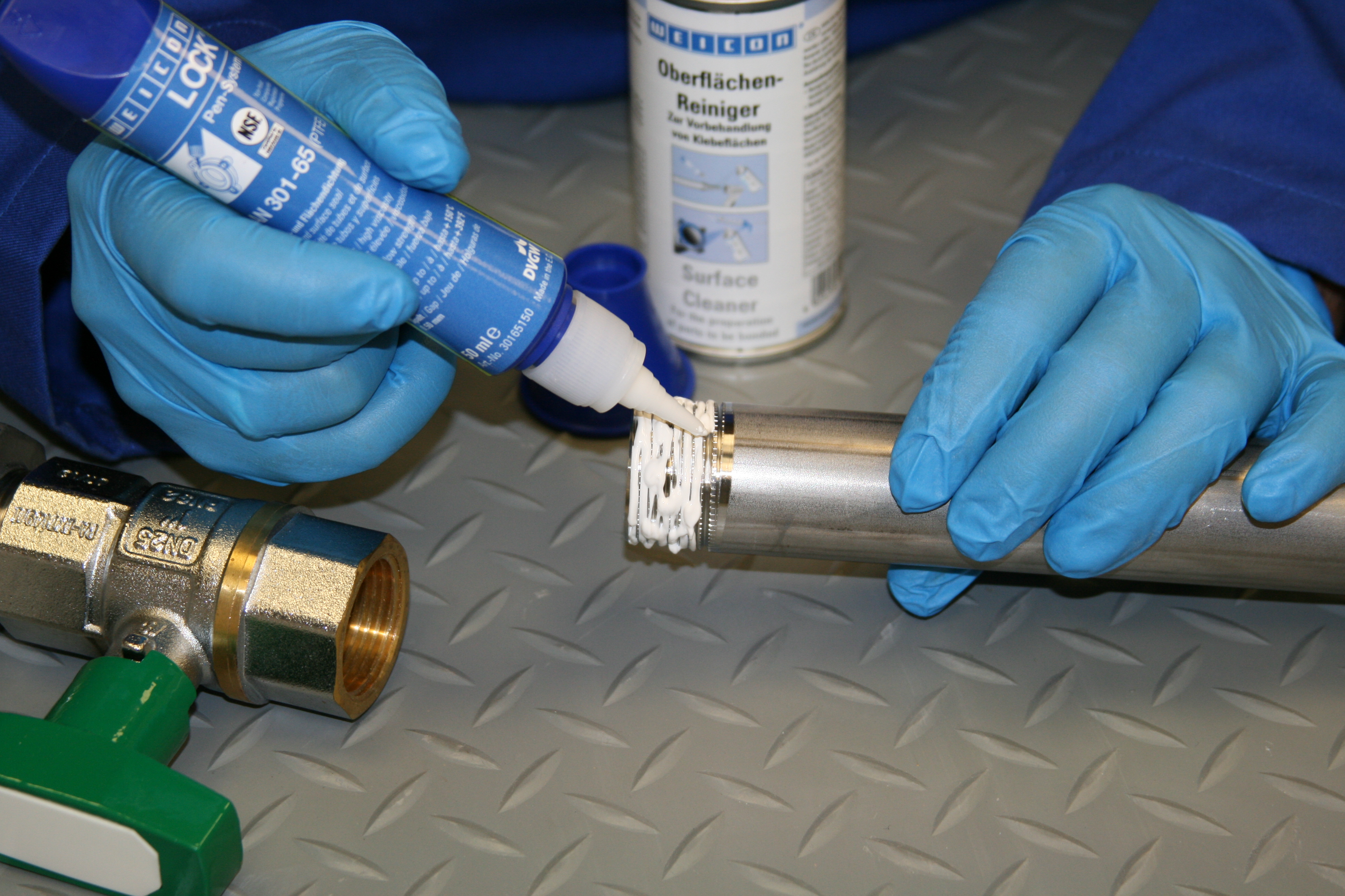 WEICONLOCK® AN 301-65 파이프 및 플랜지 씰링제 | PTFE, 중간 강도, 음용수 승인 획득