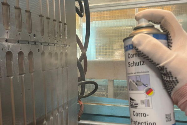 spray, coating, corrosion protection, glove, industrial