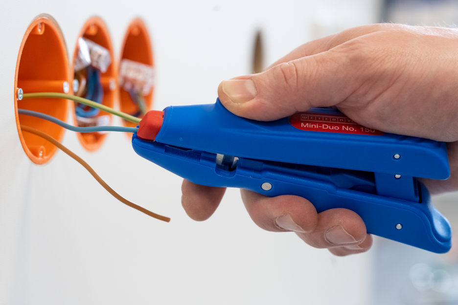 미니 듀오 150번 | 모든 일반 연선 및 단선용 피복제거기 I 작업 범위 0,5 - 6,0 mm² I 자동 피복제거 도구